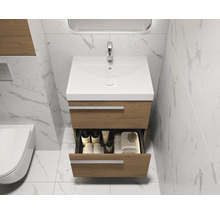 Badezimmer mit Waschbeckenunterschrank, geöffneter Schublade und Badutensilien