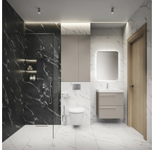 Helles Badezimmer mit Dusche, Toilette, Waschtisch und Spiegel