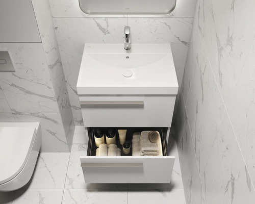 Modernes Badezimmer mit Waschbeckenunterschrank, offenem Schubfach und Marmorfliesen
