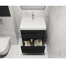 Modernes Badezimmer mit Waschbeckenunterschrank, offenem Schubfach und Marmorfliesen