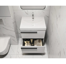 Modernes Badezimmer mit Waschbeckenunterschrank, geöffneter Schublade und Armaturen