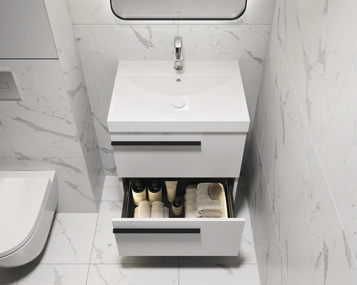 Modernes Badezimmer mit Waschbeckenunterschrank, geöffneter Schublade und Armaturen