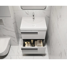 Modernes Badezimmer mit Waschtischunterschrank, offenem Schubfach und Armatur