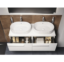 Doppelwaschtisch mit Unterschrank und zwei Waschbecken im Badezimmer