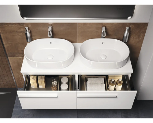 Doppelwaschtisch mit Unterschrank und zwei Waschbecken im Badezimmer