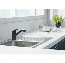 Küchenspüle mit Armatur und Abtropffläche auf einer Arbeitsplatte