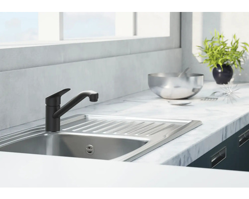 Küchenspüle mit Armatur und Abtropffläche auf einer Arbeitsplatte