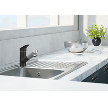 Spültischarmatur im modernen Küchendesign mit Spülbecken