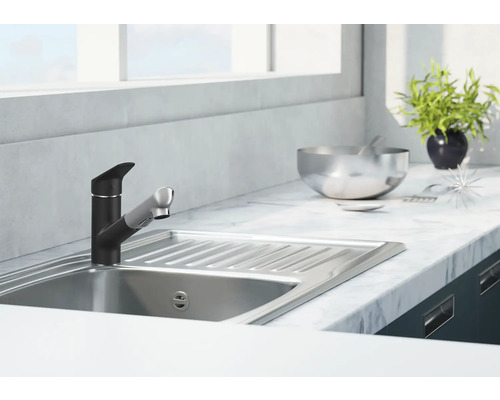 Spültischarmatur im modernen Küchendesign mit Spülbecken