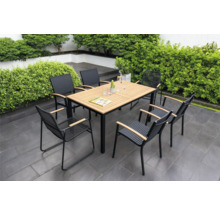 Gartenszene mit Esstisch und Stühlen für den Außenbereich.