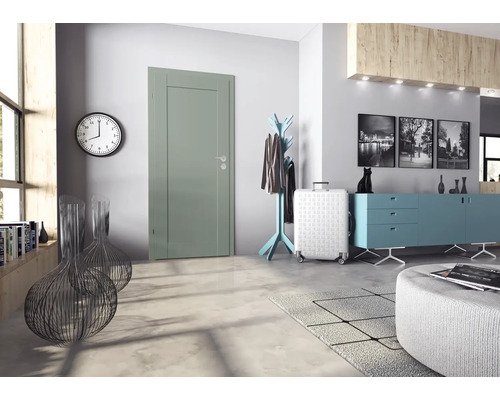 Heller Eingangsbereich mit Innentür, Garderobe und Kommode