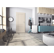 Innenraum mit Tür, Garderobe, Uhr und Kommode