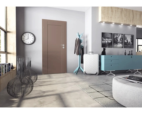 Helle Inneneinrichtung mit Tür, Garderobe, Kommode und Dekoartikeln