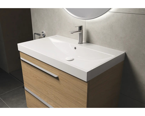Waschtischunterschrank mit Waschbecken und Armatur im Badezimmer