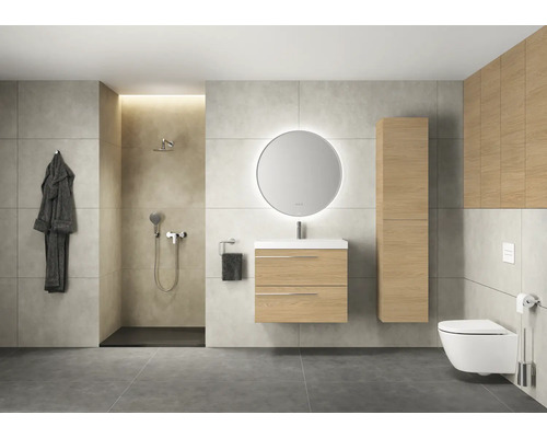 Modernes Badezimmer mit Dusche, Waschtisch, Spiegel, Toilette und Schrank