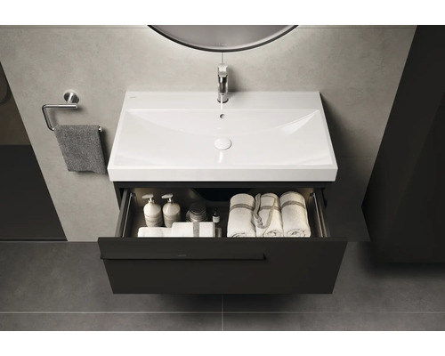 Modernes Badezimmer mit Waschbecken, Unterschrank mit Auszug, Handtüchern und Pflegeprodukten