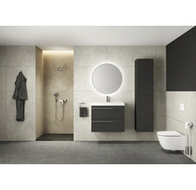 Modernes Badezimmer mit Dusche, Waschtisch, Spiegel und Toilette