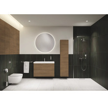 Helles Badezimmer mit Toilette, Waschtisch, Spiegel, Hochschrank und Dusche