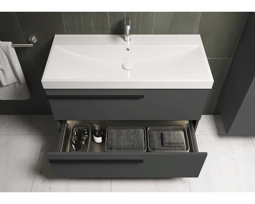Waschtischunterschrank mit geöffneter Schublade, Waschbecken und Armatur im Badezimmer