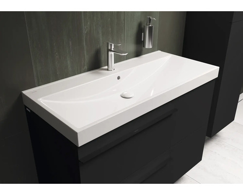 Waschtisch mit Unterschrank und Armatur im Badezimmer