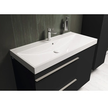 Waschtisch mit Unterschrank und Armatur im Badezimmer