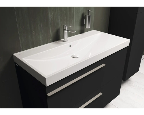 Waschtisch mit Unterschrank und Armatur im Badezimmer