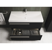 Waschtischunterschrank mit offenem Schubfach und verschiedenen Badutensilien