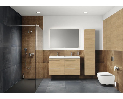 Helles Badezimmer mit Dusche, Waschtisch, Spiegel und Toilette