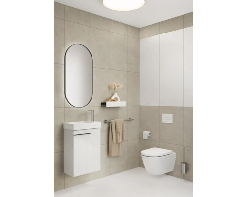 Badezimmer mit Waschbeckenunterschrank, Spiegel, Wand-WC und Badaccessoires in einem hellen Raum