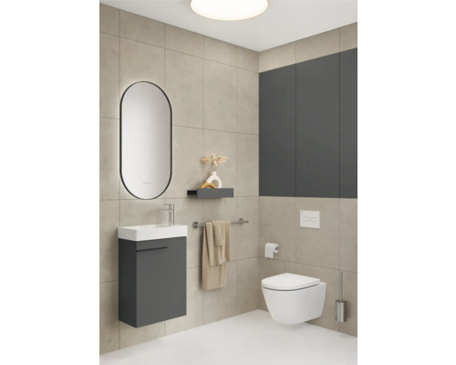 Helles Badezimmer mit Waschtisch, Spiegel, Toilette und Handtuchhalter