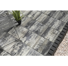 Verlegung mit Terrassenplatten, Rasenkante und Zierkies