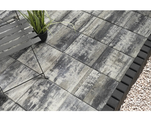 Verlegung mit Terrassenplatten, Rasenkante und Zierkies
