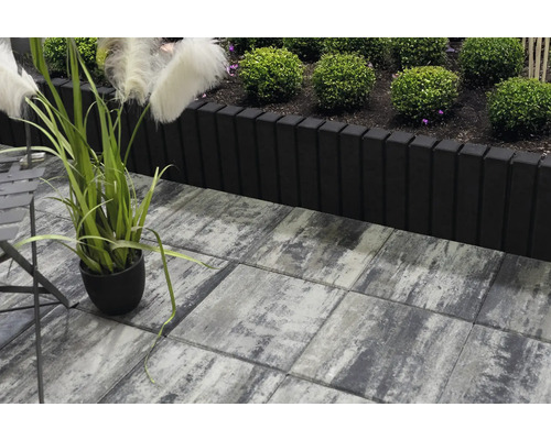 Gartenlandschaft mit Pflastersteinen, Beeteinfassung und Dekoration