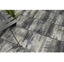 Terrasse mit grauen Betonpflastersteinen, Gartenmöbel und Pflanze