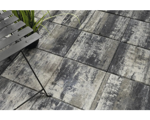 Terrasse mit grauen Betonpflastersteinen, Gartenmöbel und Pflanze