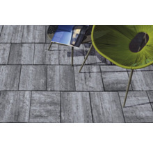 Graue Pflastersteine mit Tisch und Stuhl