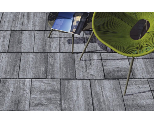 Graue Pflastersteine mit Tisch und Stuhl
