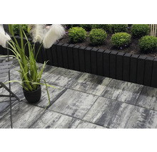 Gartenansicht mit Pflastersteinen und Beetbegrenzung