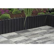 Garten mit Beetbegrenzung und Pflastersteinen