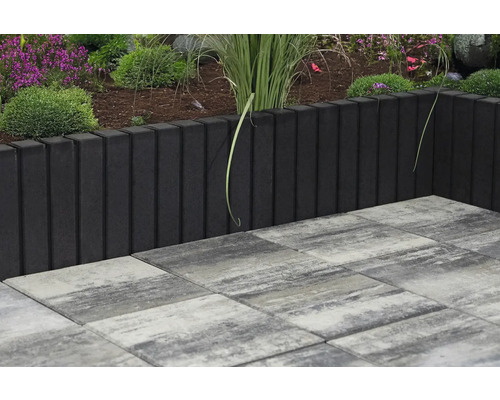 Garten mit Beetbegrenzung und Pflastersteinen