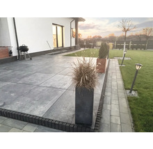 Gestalteter Garten mit Terrasse, Rasenfläche und Beleuchtung