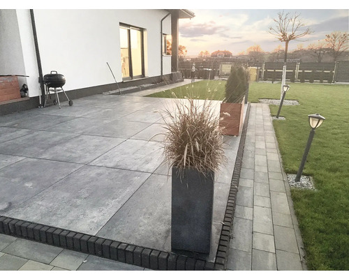 Gestalteter Garten mit Terrasse, Rasenfläche und Beleuchtung