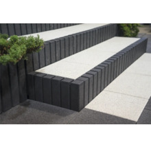 Außentreppe mit Blockstufen und Einfassung