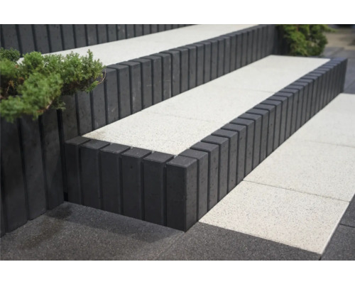 Außentreppe mit Blockstufen und Einfassung