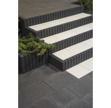 Treppe mit Pflastersteinen im Außenbereich