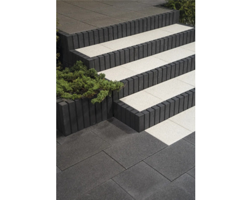 Treppe mit Pflastersteinen im Außenbereich