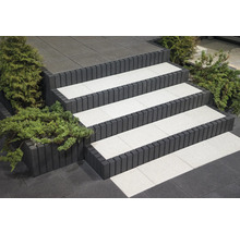 Außentreppe aus Betonsteinen mit Pflanzen