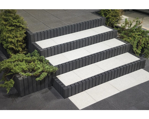 Außentreppe aus Betonsteinen mit Pflanzen