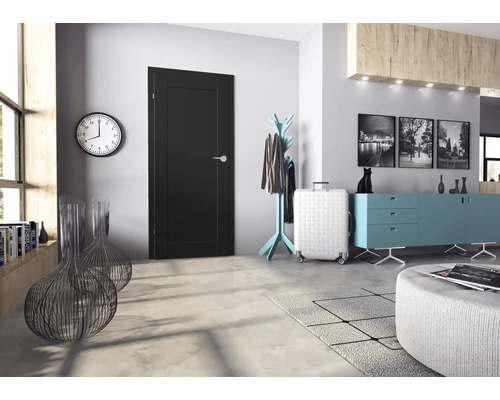 Modernes Interieur mit schwarzer Tür, Garderobe, Reisekoffer und Sideboard