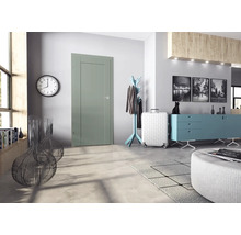 Moderner Flur mit Innentür, Uhr und Dekorationen